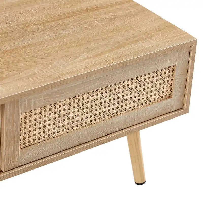 Table basse moderne avec panneau de porte en rotin tressé et pieds en bois massif